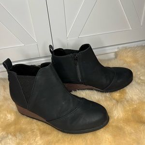 Toms Kelsey Black Wedge Boots (youth)